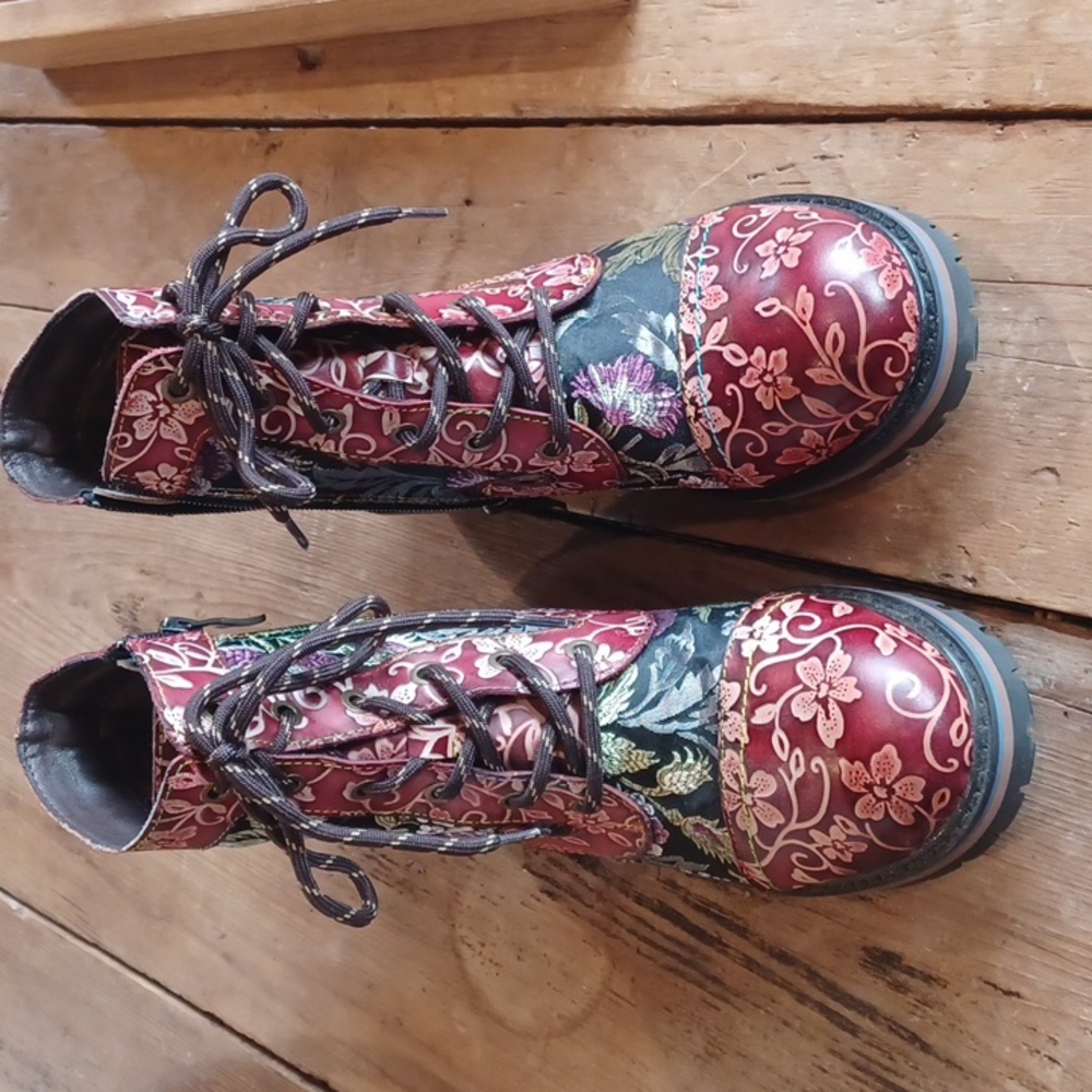 L'ARTISTE FANTASTIC WOMEN'S FLORAL LEATHER AND TEXTILE BOOTIES Red Multi